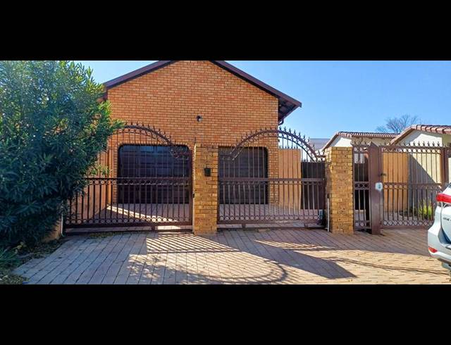 4 BEDROOM HOUSE FOR SALE IN COUNTRY VIEW